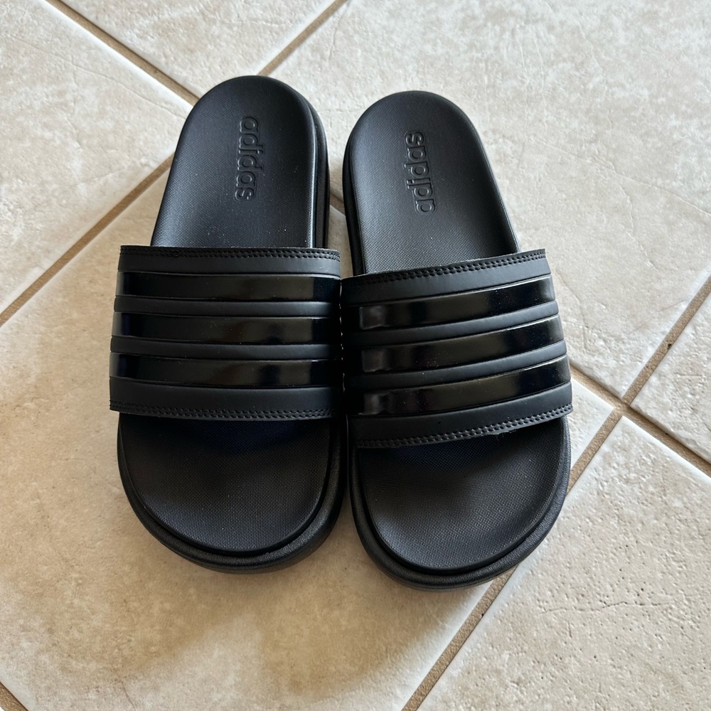 adidas Black Platform Slide Sandals size 7/8 🖤 - Picture 1 of 4